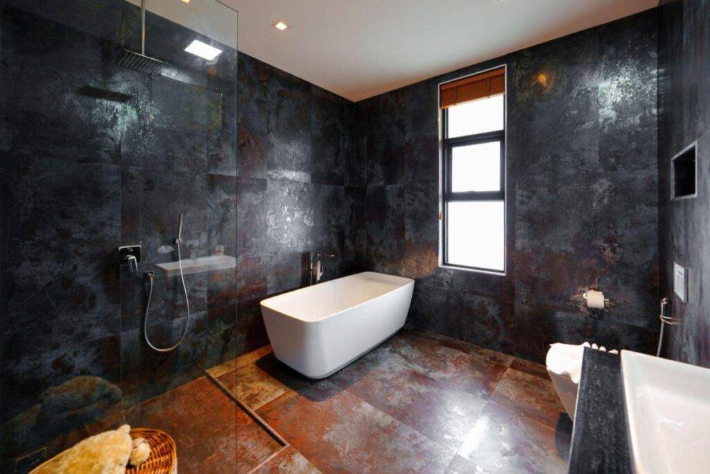 Deluxe king with Spacious bathroom and bath tub