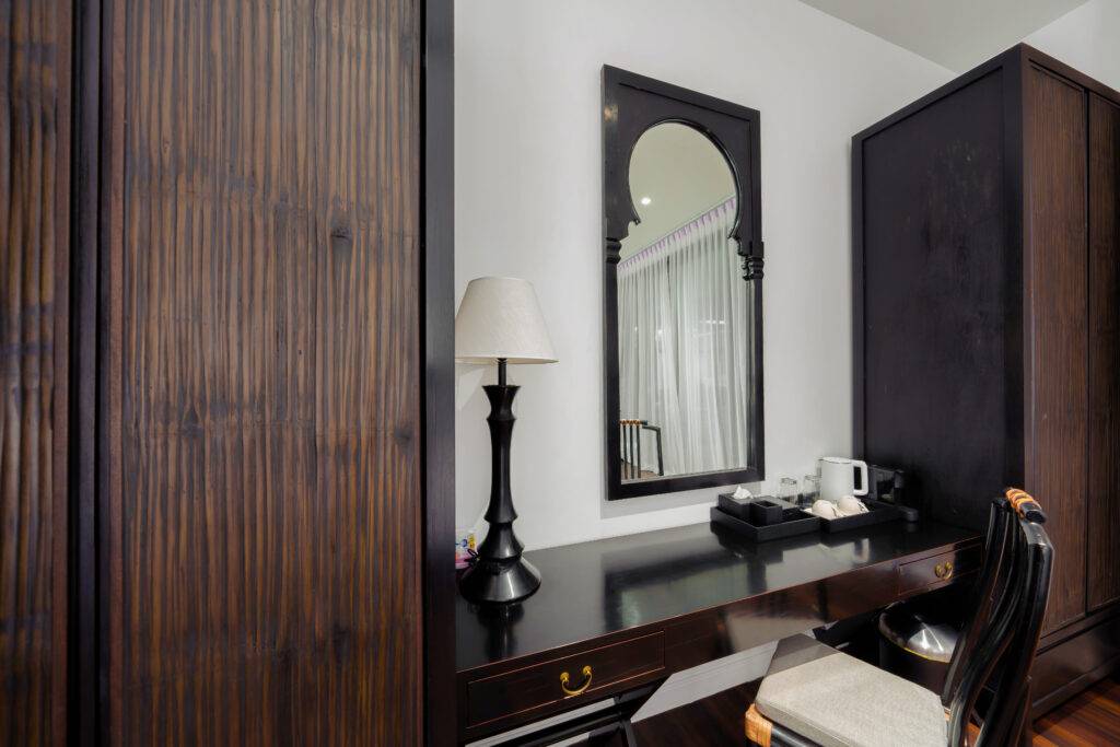 Deluxe King Room Vanity Area