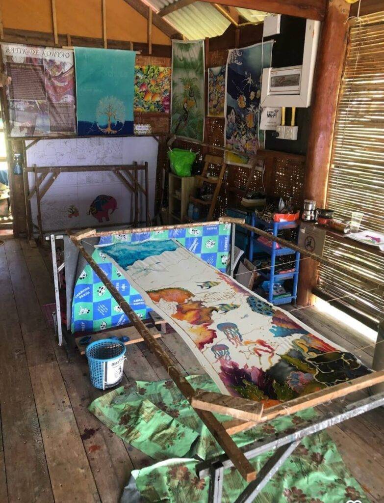 Guests learning the art of Batik painting at a hands-on class on Koh Yao Yai, creating vibrant patterns inspired by local Thai culture.