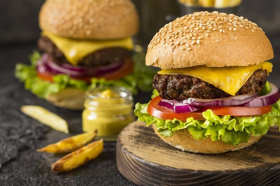 Cheeseburgers with fries